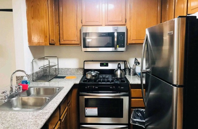 Shared Room Space 1/4 in Koreatown