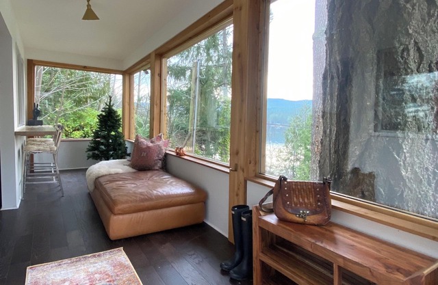 Shawnigan Lake Cabin w/ Sauna