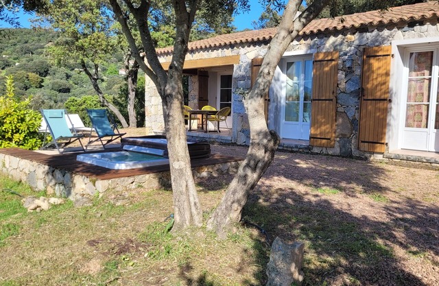 Sheepfold in dry stones with outdoor spa, calm assured