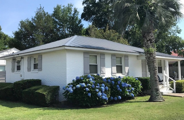 Shem Creek Corner, one block from Historic Shem Creek waterway, beaches close