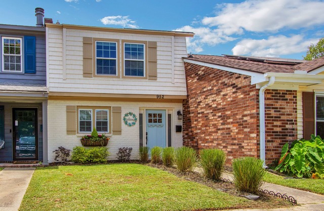 Shem Creek Retreat by AvantStay | 10 Mins to Downtown Charleston | Yard + Patio