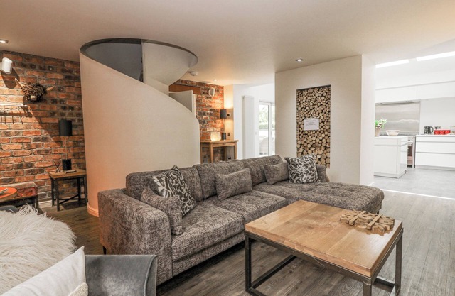 SHEPHERDESS COTTAGE, pet friendly, luxury holiday cottage in Moffat