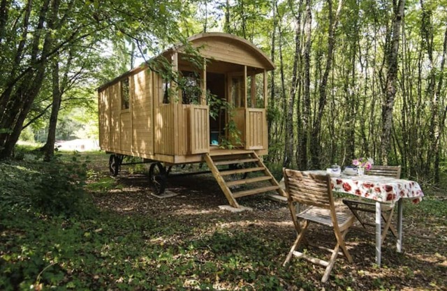 Shepherds hut in a green setting near Guèdelon.