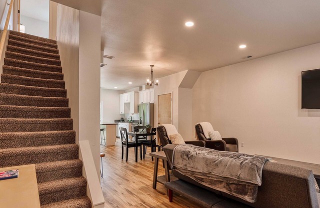 Sheridan Sanctuary: Chic 3BR Suite, Prime Location