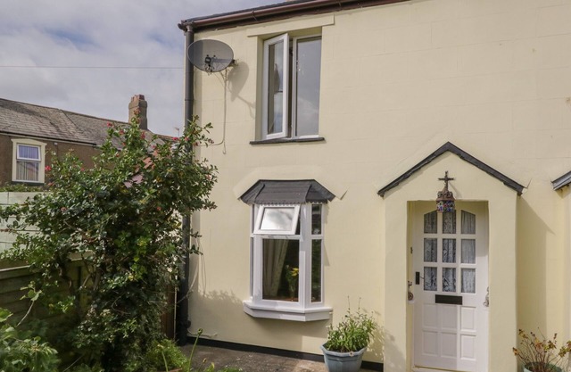 SHIPWRECK COTTAGE, pet friendly, country holiday cottage in Haverigg