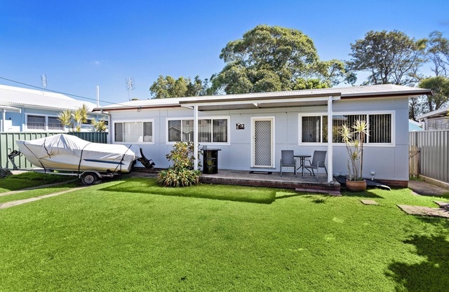 SHOALHAVEN HEADS RIVER COTTAGE. PET FRIENDLY. EARLY CHECK IN, LATE CHECK OUT