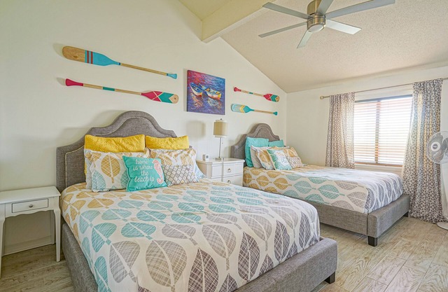 Shoreline Towers Townhome 2~Sleeps 8, Steps to Beach, Pool, Lake Monthly Rates!