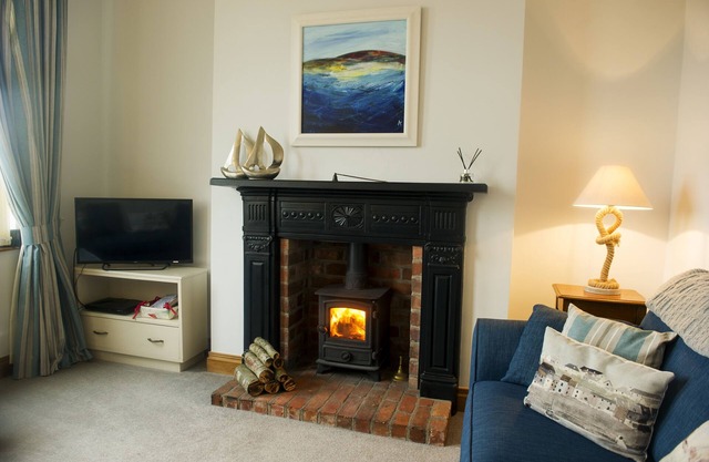 Shoreside - a house that sleeps 4 guests in 2 bedrooms