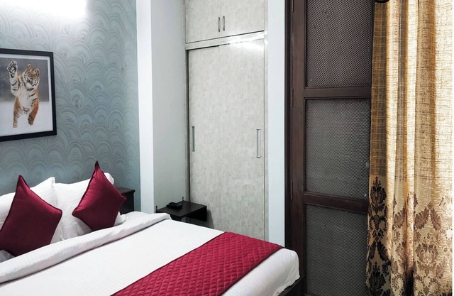 Short Stay In Saket (2BHK Near Max with LIFT)