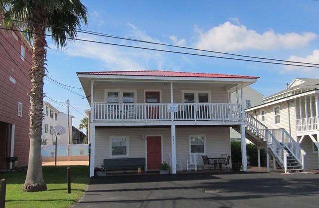 Short walk to Beach- 2 Bedroom/1 Bath Duplex2 (upstairs)w/pool access