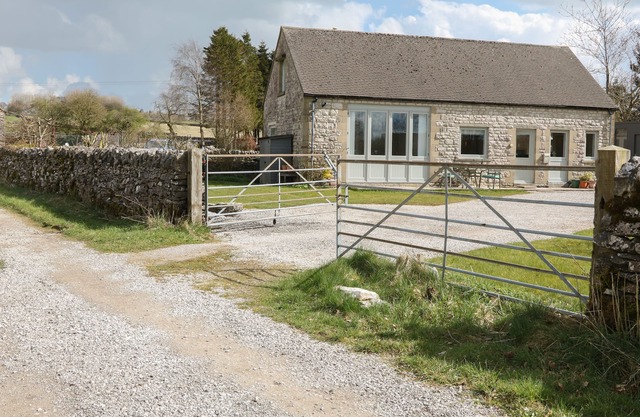 SHORTNER CROFT, character holiday cottage, with a garden in Biggin