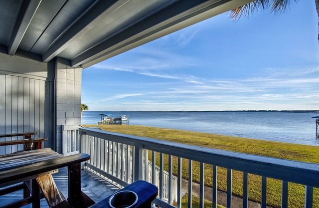 Shorts & Shades, Panacea.Bay Front, Balcony, Community Pool, No Pets, No Boats