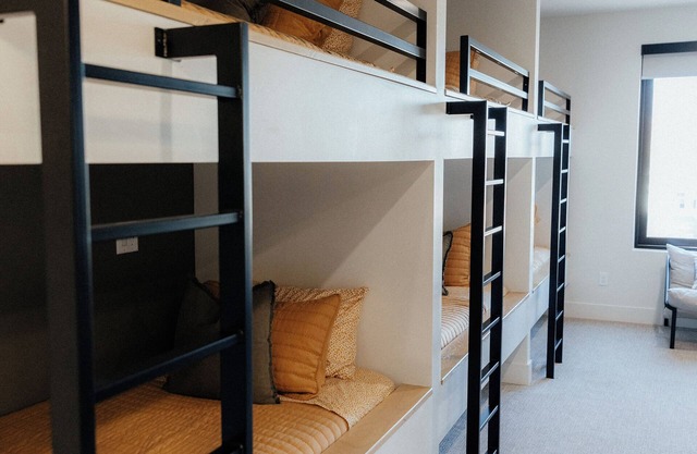 SIDE B: Private Pool, Trampoline room, Theater, Hot Tub and More!