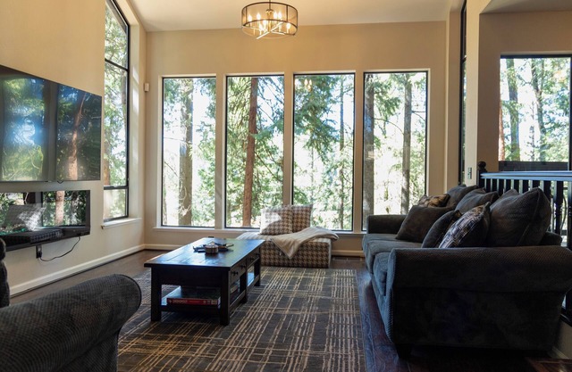 Sierra Cabin Retreat — Lake View and Trail Access