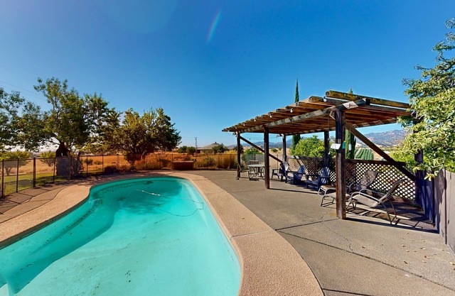 Sierras-view home with pool, grill, wood-burning fireplace, and AC - dogs ok