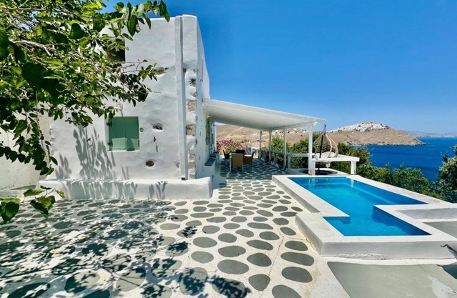 Siesta Villas, Cycladic Elegance with Castle View