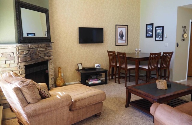 Sigi's Longhorn Lodge | Gym | Pool | Hot Tub