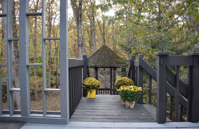 Silver Fox Water Front SsMook Lux Pocono Home, HOT TUB, SAW CREEK FRONT
