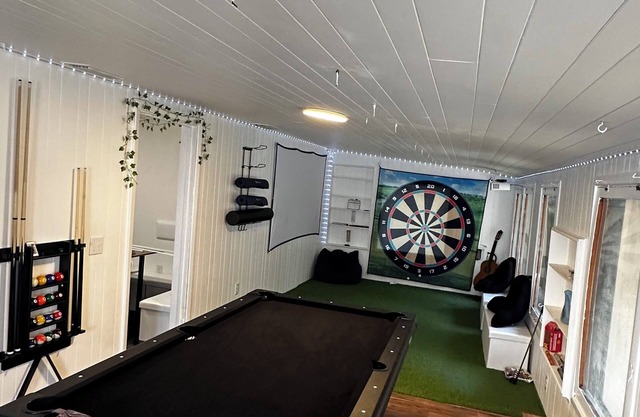 Silver Springs Retreat - 1 Min to the Springs & the Best Diner in town - Fenced