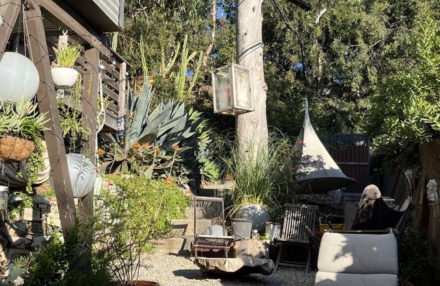 Silverlake Hills Staircase Apt, with hot tub access!
