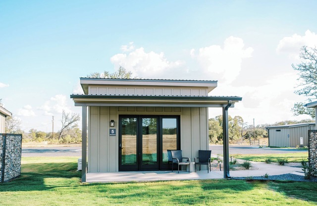 Silverstone/Casita #5 - Private Porch, Luxury, Country Feels, Walk to Wineries
