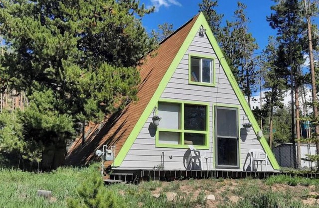 Silverthorne Cabin in the woods, views of mnts! Cute A-frame, with hot tub!nn