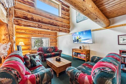 Silverthorne Cabin with Hot Tub and Forest Access