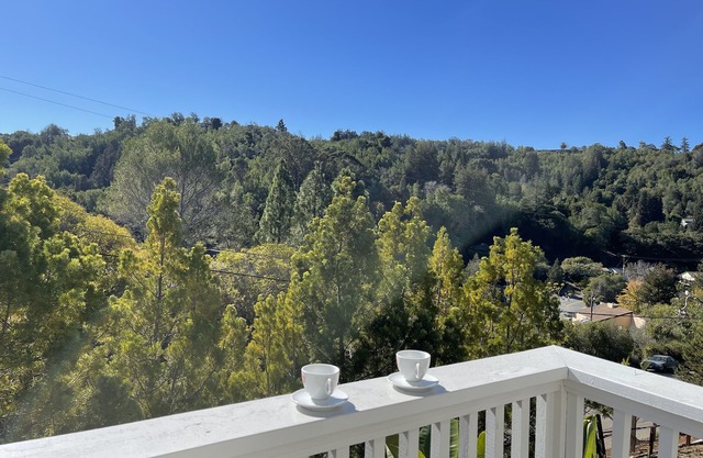 Simply marvelous 2 bedroom with kitchenette, grilling patio and grand balcony