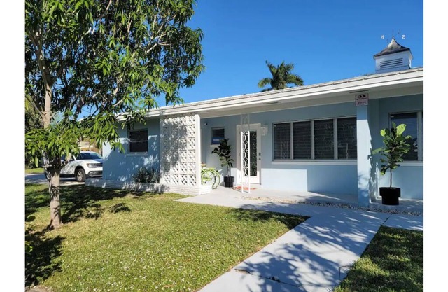 Singer Island 2 bedroom w/free parking- no stairs (North unit)