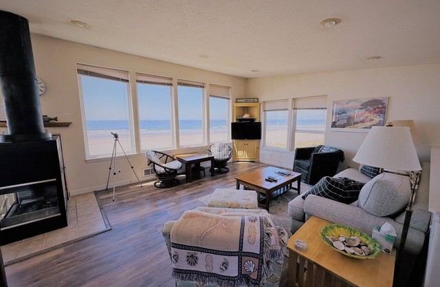 Singing Sands #109- Oceanfront cabin in peaceful Tierra Del Mar.