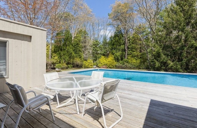 Single family home walking distance to the Beach!