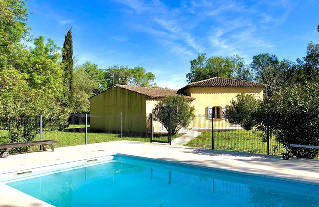 Single storey villa, 4 bedrooms, swimming pool, near the beaches of the Gulf of Saint Trop