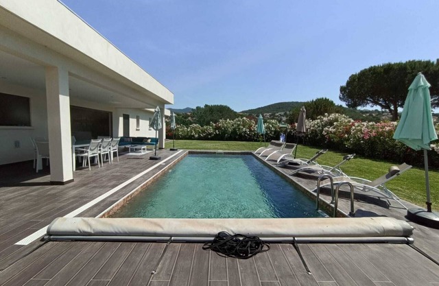 SINGLE-STOREY VILLA PRIVATE GARDEN HEATED POOL WALKING DISTANCE TO SEA