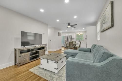 Single Story Pet Friendly Home, with Fenced Yard, Fire Pit, 5min to Downtown!