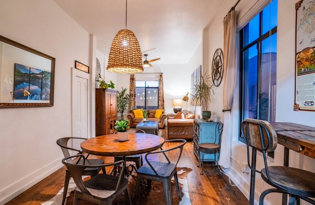 Single Unit Loft/Apartment Sleeps 4- 1,300sq ft