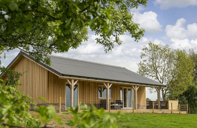 Situated 12 miles from the wonderful Rutland Water and on a working farm, Strawberry Lodge provides