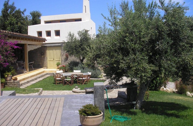 Situated at a panoramic location in the middle of vineyards and olive groves