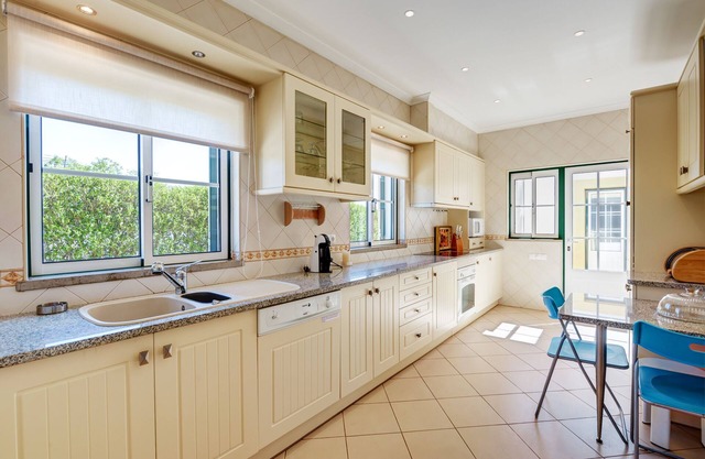 Six Palms Villa - Spacious villa with outdoor and indoor pools and gardens