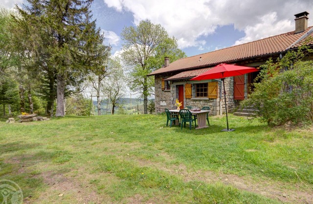 Ski Chalet: Cozy 3-BR with Fireplace, Near Chalmazel Slopes, Ideal for Families