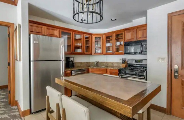 Ski Getaway in a 2 bed 2 bath, walking distance from lifts and downtown!