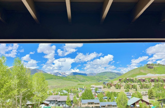 Ski-In 2BR Condo: Fireplace, Hot Tub, Walk to Lifts Paradise Condos