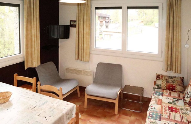 Ski-in/out apt with parking, balcony, 4 beds, pets allowed