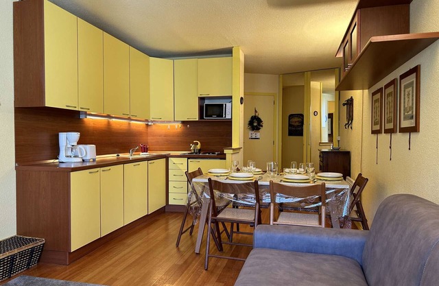 Ski-in/Ski-out 6 Pax Apartment, Montgenèvre with East Balconies and Modern Amenities