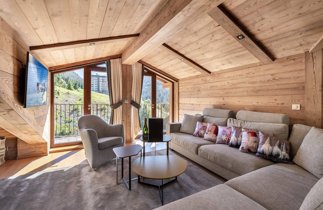Ski-in/ski-out apartment, 3 bedrooms, steam shower, balcony, parking, WiFi