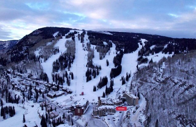 Ski-in Ski-out, Hot Tub & Sauna, Cozy Condo!