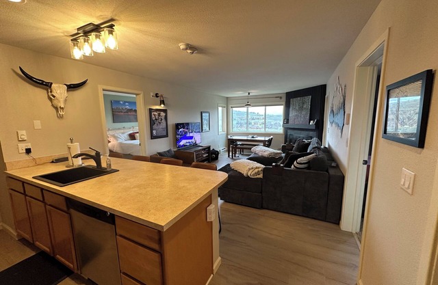 Ski In Ski Out Newley Updated2 Bed 2Bath&LoveSac Sleeper!Walk To Lift!🔥reviews!