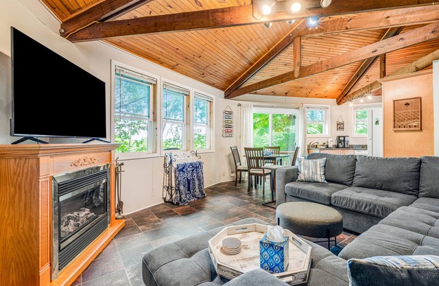Ski-in/ski-out roundhouse with ski slope access and streaming services