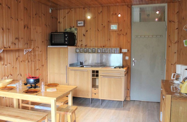 Ski-In/Ski-Out Studio in Vars Les Claux – Sleeps 5, Balcony, Prime Location