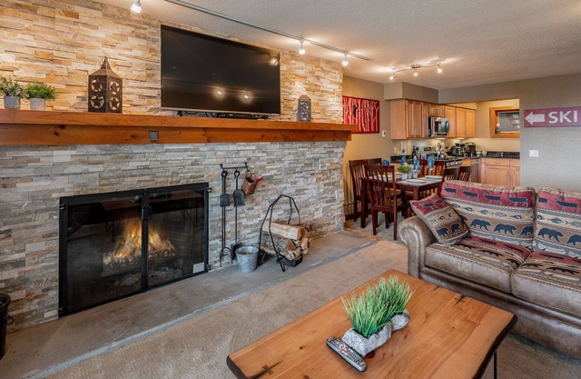 ⭐️Ski-On/Ski-Off COZY BEAUTIFUL MOUNTAIN CONDO 2-Bed/2-Bath with Fireplace