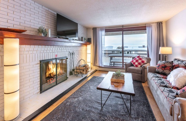 ⭐️Ski On-Ski Off Cozy Mountain Condo w/Real Wood Fire Place- King Bed 2-Bed/Bath